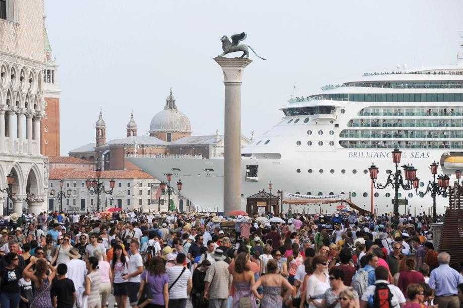 Venezia: nave da crociera passa vicinissima al Molo San Marco, la denuncia dell'assessore Bettin