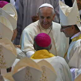 Il Papa a Rio: "Anziani, poveri e figli non voluti non sono "scarti"