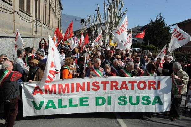 Tav: gruppo di sindaci della Val di Susa chiede di fermare i lavori, ma «I violenti restino a casa»