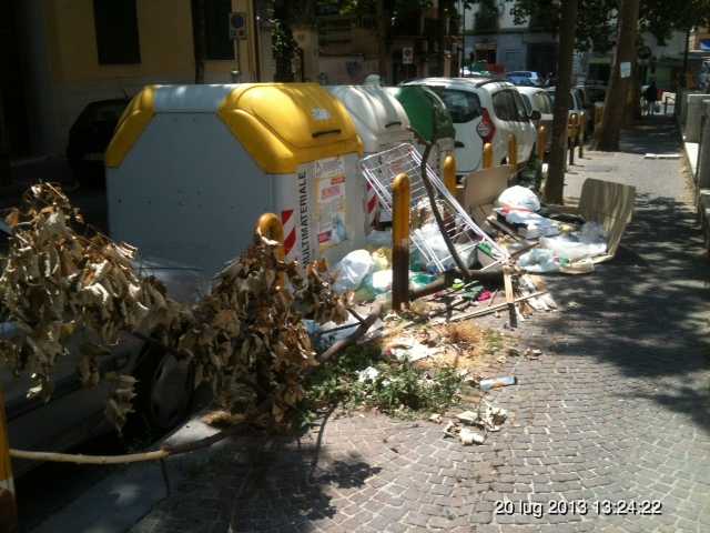 Via Scarlatti: strada pattumiera al Vomero [Video]