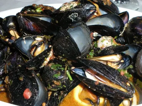 Pozzuoli, sequestrate 10 tonnellate di cozze coltivate abusivamente