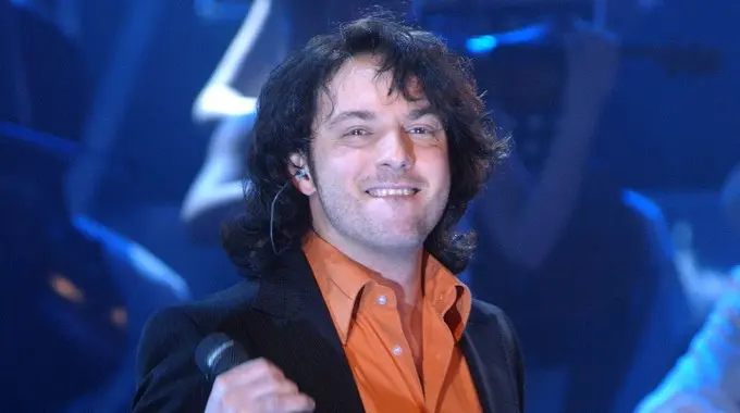 Guerra aperta su Facebook tra il cantante Di Cataldo e la compagna