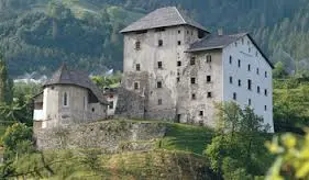 Procedono i lavori di restauro di Castel Caldes