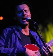 Nicola Costanti in concerto sul palco dell'Abbazia di San Galgano