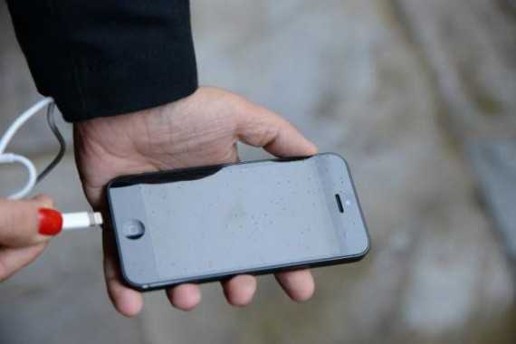 Cina: risponde all'iPhone 5 e muore fulminata