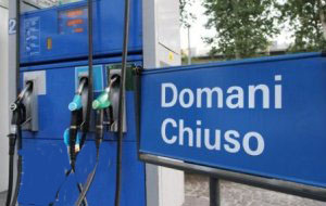 Benzina, dalle 22 di domani su autostrade e tangenziali: Sciopero confermato