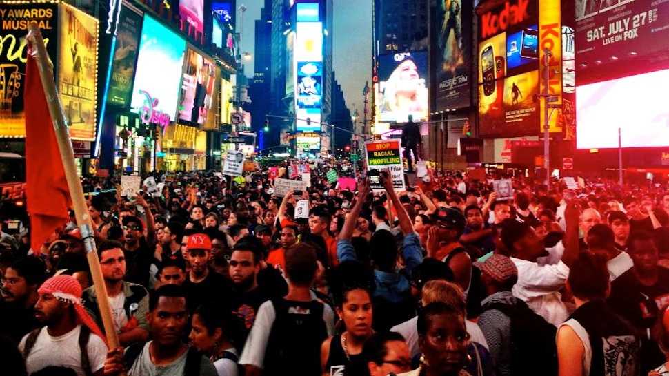 USA. proteste per l'assoluzione di Zimmerman. Manifestanti occupano Times Square