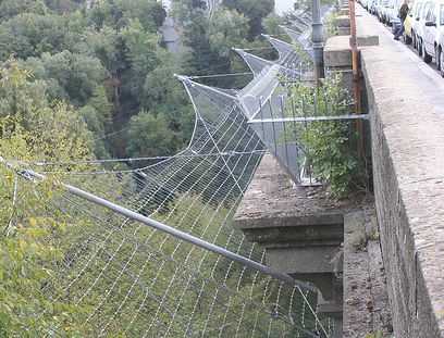 Suicidi a Napoli: reti protettive per i ponti