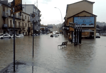 Nubifragio a Benevento, auto sommerse dall'acqua