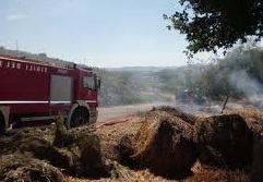 Incendio doloso: 500 rotoballe di paglia a fuoco