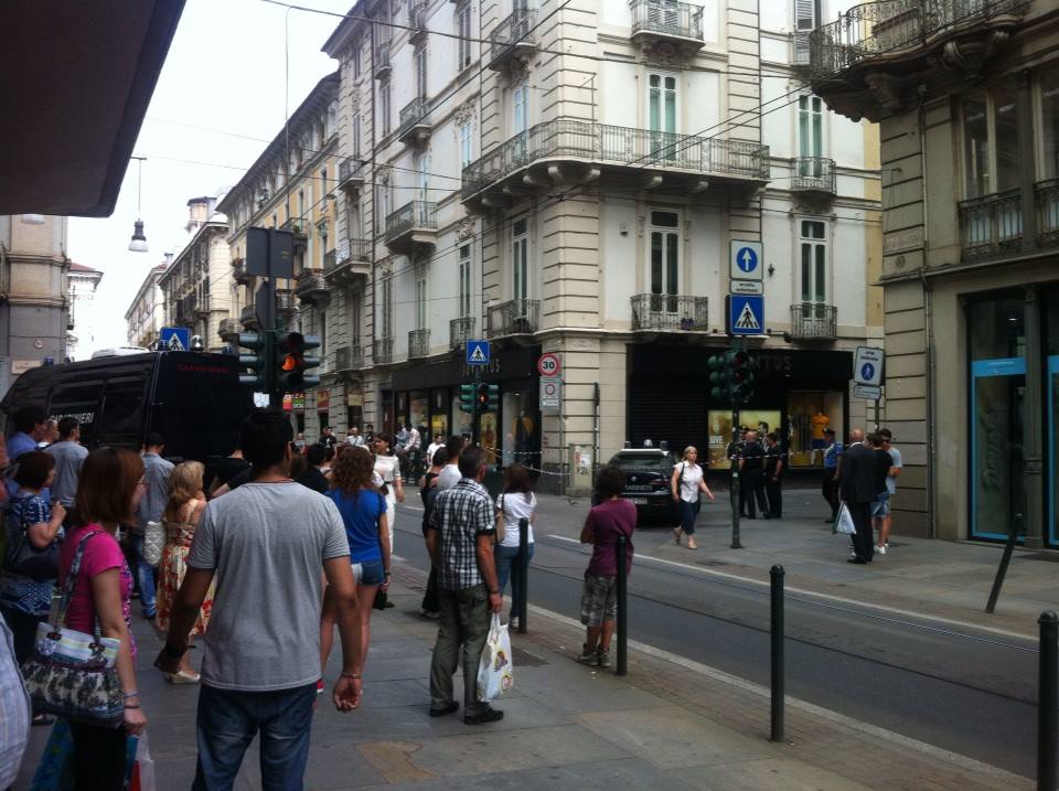 Allarme bomba a Torino: pacco sospetto davanti allo Juventus Store di via Garibaldi