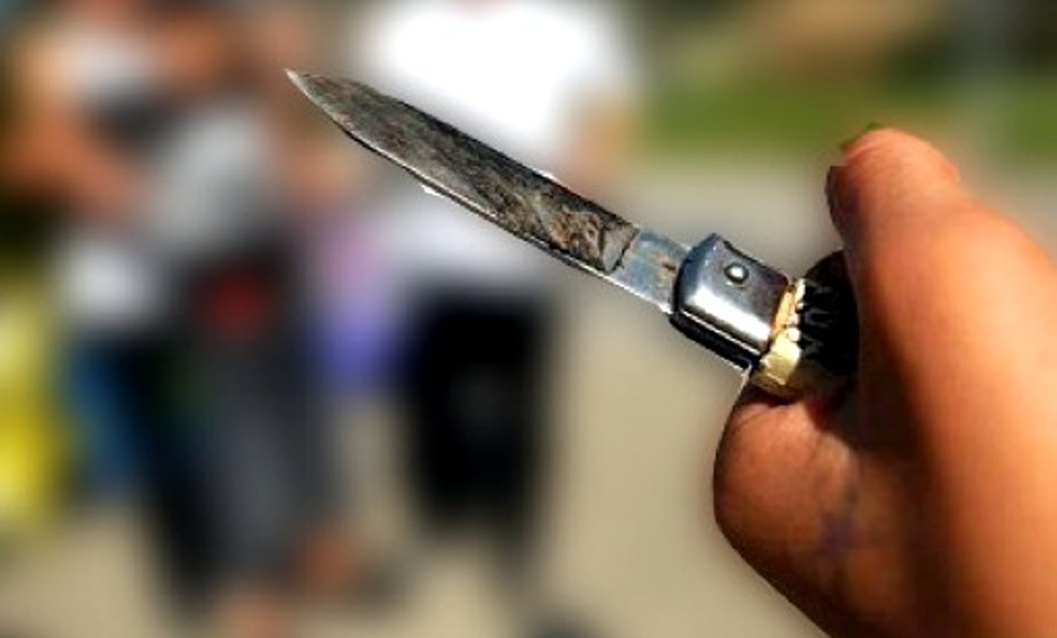 Rapinata coppia di giovani in via Foria con calci e coltello