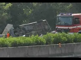 Scontro tra camion e furgone: quattro morti sulla tangenziale di Crema (Cremona)