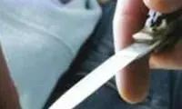 Donna in segno di protesta entra in Tribunale con un coltello