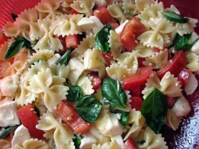 Insalata di farfalle alla mediterranea
