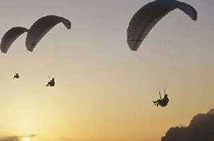 Acrobazia in parapendio e 1031 chilometri in volo lungo le Alpi