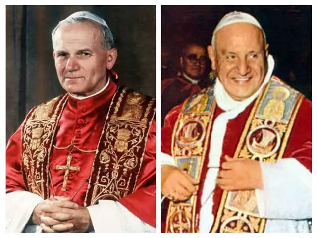 Papa Francesco firma i decreti: Wojtyla e Roncalli santi entro l'anno