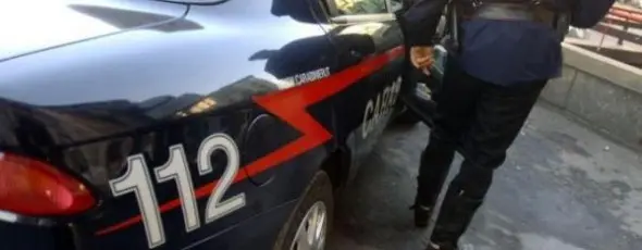 Arrestato lo "scippatore degli androni" di anziani e disabili: tradito dai capelli a cespuglio