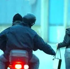Allarme borseggiatori a Napoli, le vittime sono tutte donne