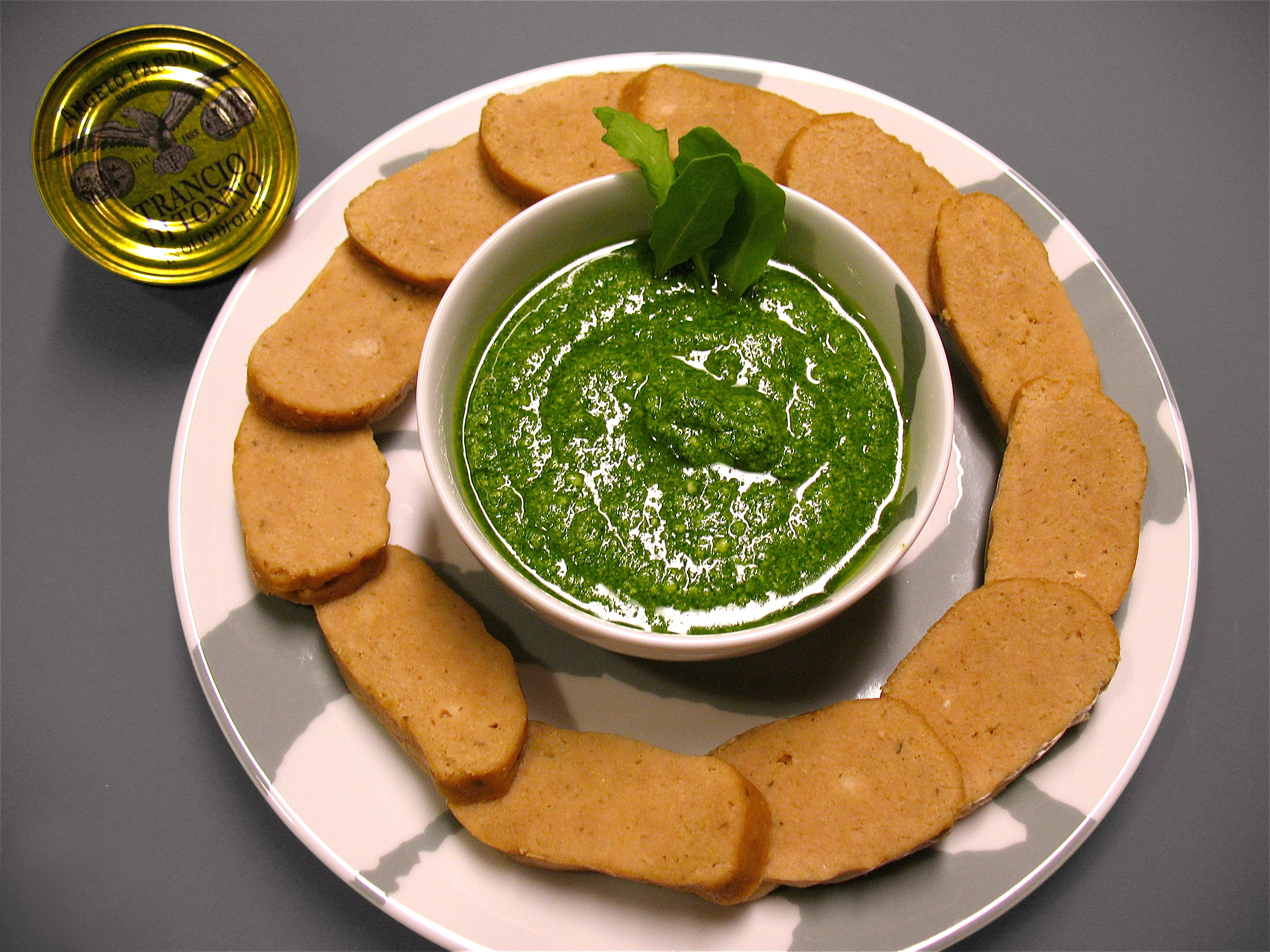 Polpettone al tonno con salsa al basilico