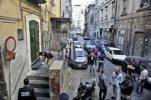 Napoli, sparatoria in piazza Mercato: grave un 29enne