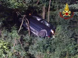 Finisce con l'auto in una scarpata, salvato dai Vigili del Fuoco