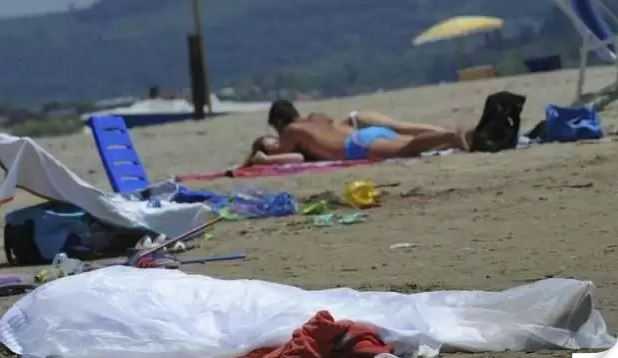 Donna morta in spiaggia: bagnanti giocano a riva
