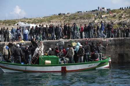 Sbarchi senza sosta nel Canale di Sicilia. Il centro di Lampedusa è al collasso