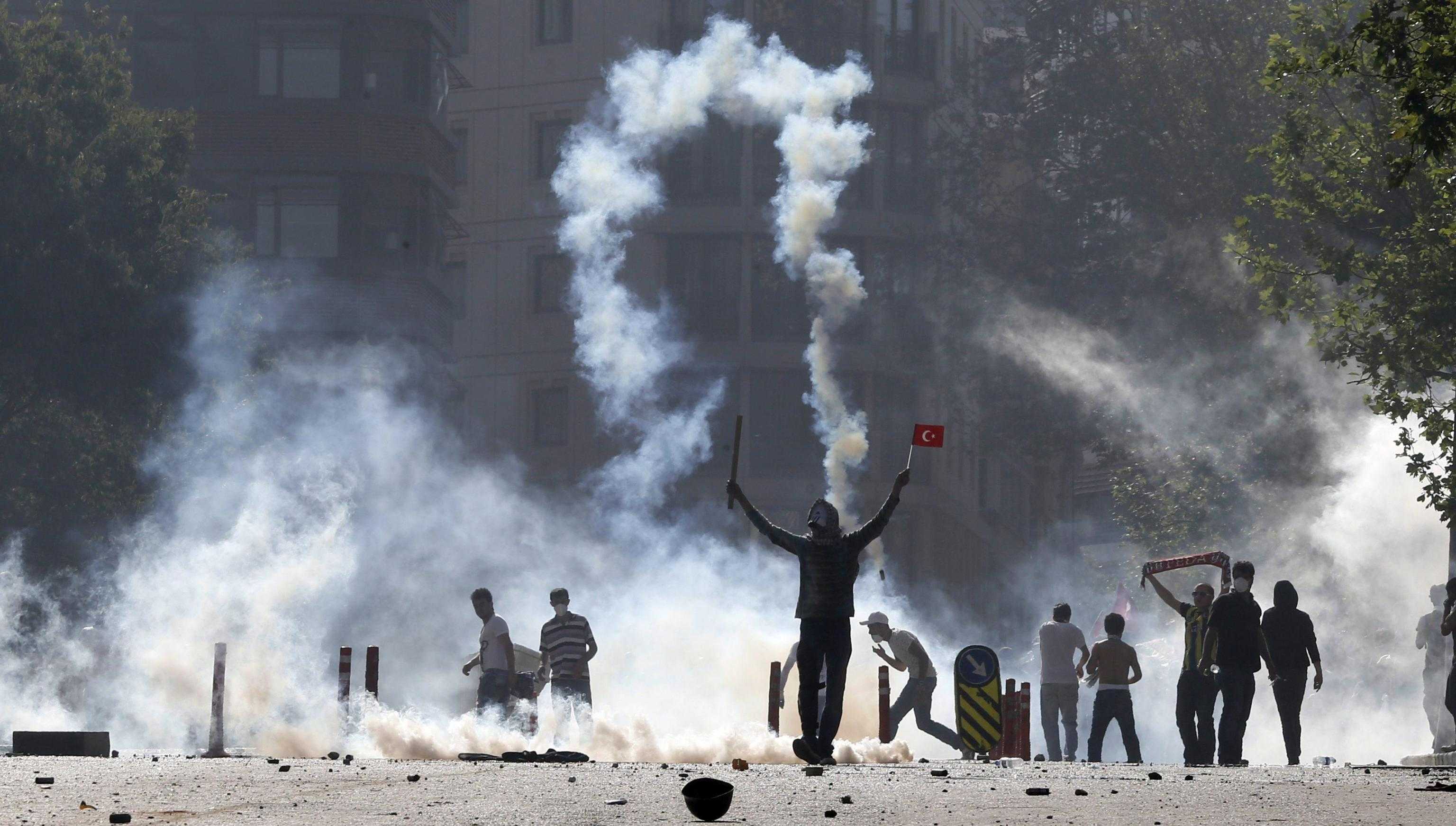 Ferito e fermato dalla polizia un fotografo italiano a Istanbul. Aumenta la tensione in Turchia