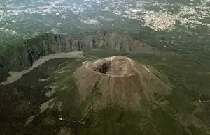 Napoli, fuoco sul Vesuvio, tensione per gli abitanti