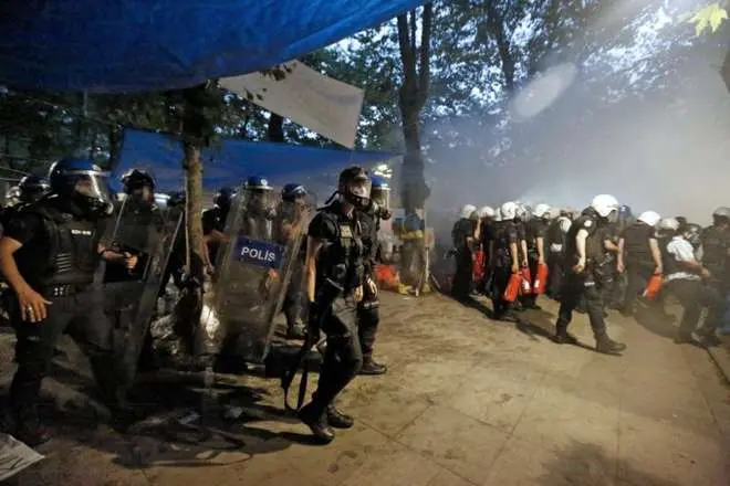 Violenta repressione in serata al Gezi Park di Istanbul