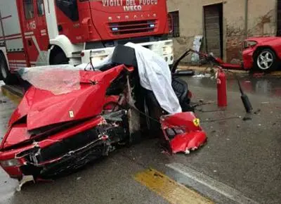 Ferrari esce di strada e si schianta contro una casa. Due morti