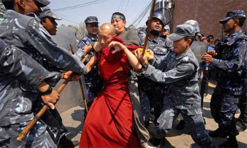 Tibet: pregano per immolato, condannati a tre anni due monaci buddhisti