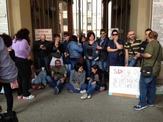 Alessandria: dipendenti Aspal si incatenano al Comune