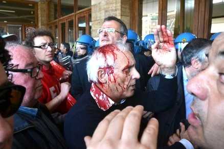 Terni: scontri tra lavoratori ex Thyssen e polizia. Ferito il sindaco