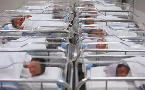 Bimbo nasce senza gambe e braccio: abbandonato dalla madre in ospedale