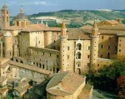 Professore si dichiara ad una sua studentessa, è polemica