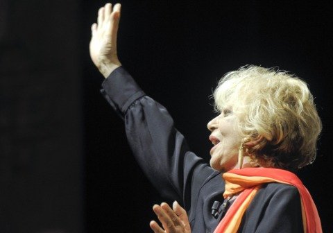 Franca Rame, in fila davanti al Piccolo per l'ultimo saluto. Fo: «È morta tra le mie braccia»