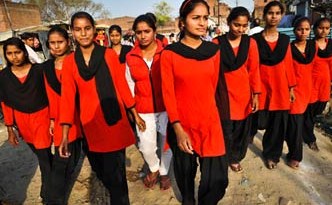 India, giovani donne contro la violenza sessuale: le Red Brigades