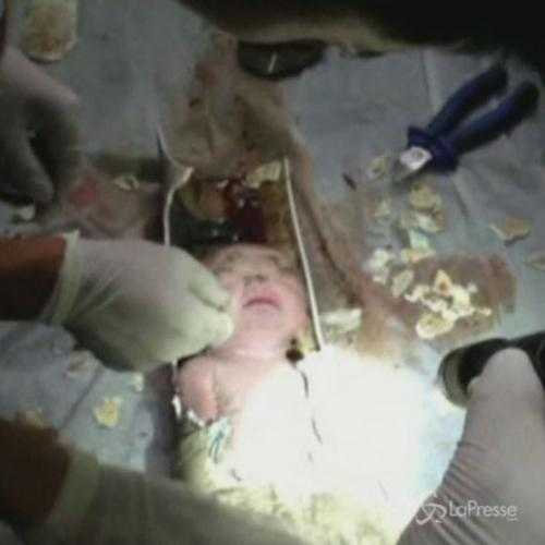 Cina, neonato gettato nel wc: intervento miracoloso dei vigili del fuoco
