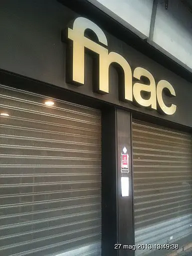 Napoli: FNAC un mesto addio con le saracinesche abbassate