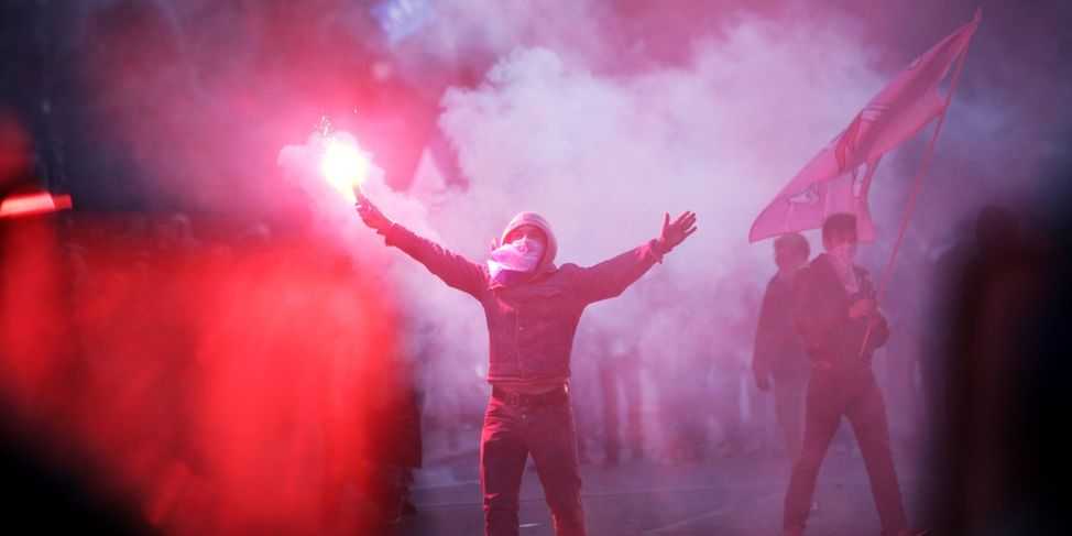 Francia, corteo contro le nozze gay si trasforma in guerriglia: 36 feriti e 293 persone fermate