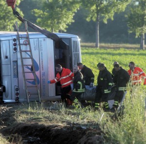 Brescia, pullman di tifosi si ribalta: un morto e diversi feriti