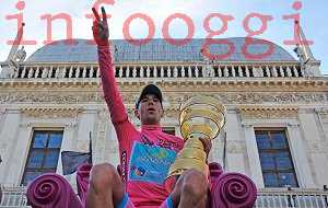 Giro d'Italia 2013, Mark Cavendish vince la 21^ tappa ma la festa è per Vincenzo Nibali [VIDEO]
