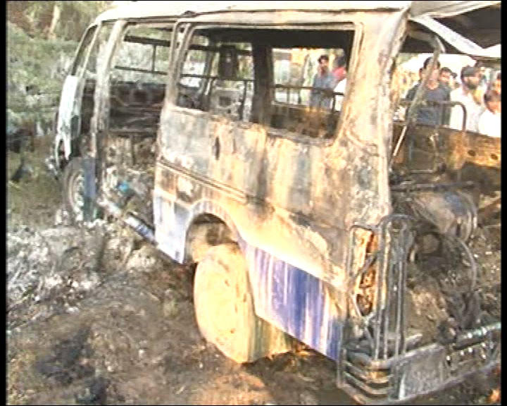 Pakistan, esplosione di un autobus: morti 17 bambini