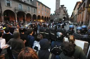 Piazza Verdi: scontri polizia e studenti, ferito un'attivista [VIDEO]