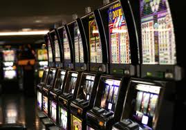 Varese: abbandona il figlio in auto e va a giocare alle slot machine