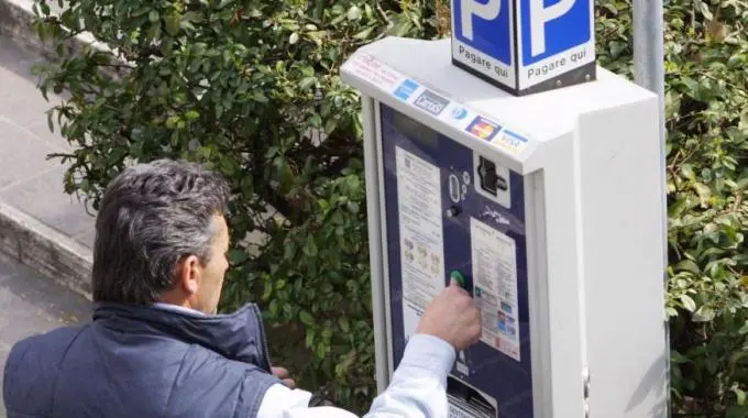 Pozzuoli: sdradica un parchimetro e lo lega alla sua auto, arrestato