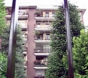 Bambini gettati dal balcone, la madre dichiara: "Non ce la facevo più"