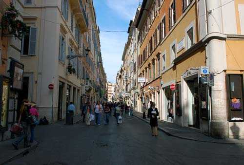 Roma, un finlandese muore precipitando dal secondo piano di un albergo